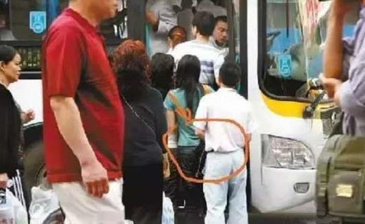 揭露小偷的各种惯用手法 地铁公交容易被盗区域