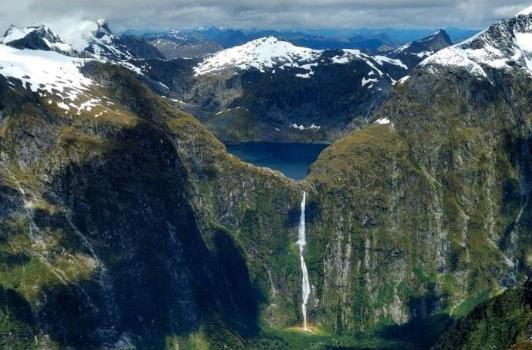 新西兰萨瑟兰瀑布