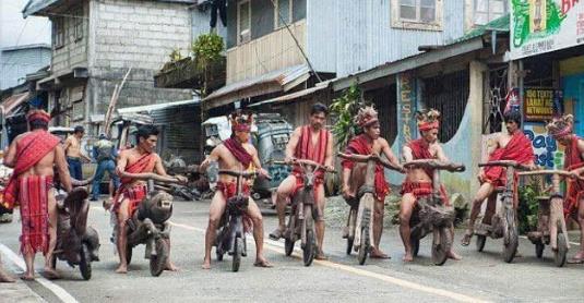 菲律宾一部落的交通工具 造型奇特 刹车完全靠脚