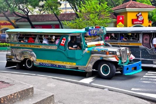 菲律宾最酷最普遍 外表炫酷涂鸦的交通工具吉普尼