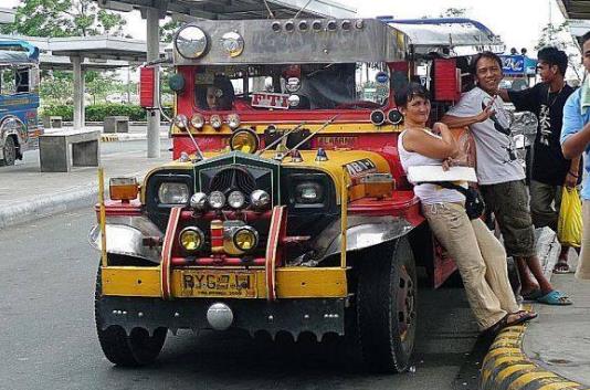 菲律宾最酷最普遍 外表炫酷涂鸦的交通工具吉普尼