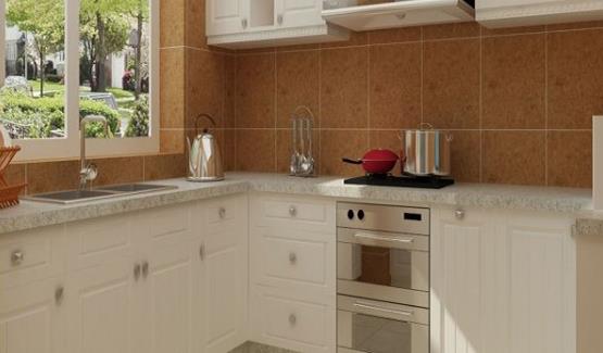 厨房瓷砖又油又粘 自制清洗剂清除污渍 墙面洁白如新