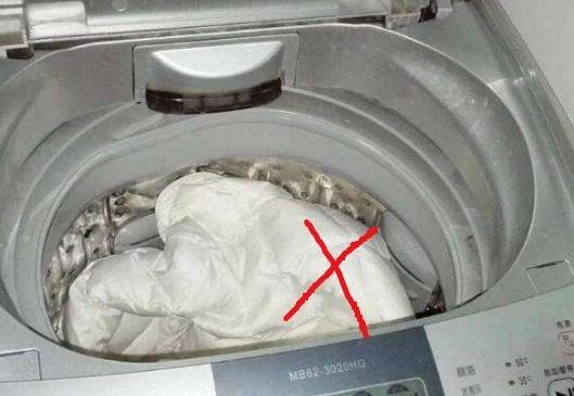 还在用洗衣机“毁”羽绒服吗 牌子货得这么清洗