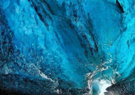 冰岛的冰洞又称大冰洞、蓝冰洞，全天然形成