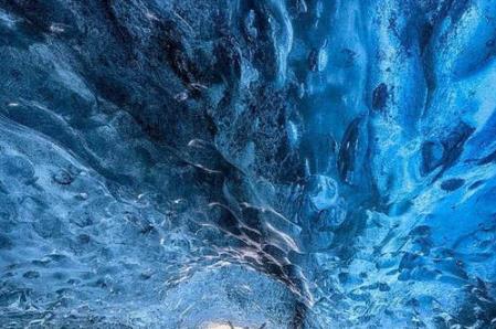 冰岛的冰洞又称大冰洞、蓝冰洞，全天然形成
