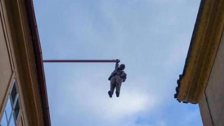 捷克首都布拉格一危险雕塑 高空中快掉下来的“人”