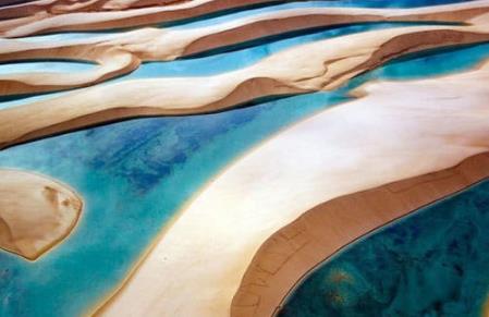 全球最美假沙漠海岸奇观 百里沙漠里能游泳