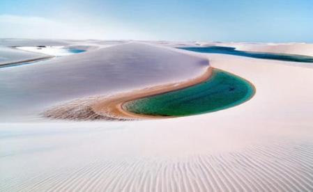 全球最美假沙漠海岸奇观 百里沙漠里能游泳