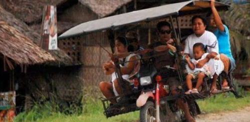菲律宾将摩托车改成“土飞机” 一次能拉八个游客