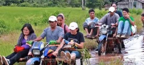 菲律宾将摩托车改成“土飞机” 一次能拉八个游客