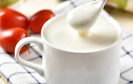 喝酸奶不仅好喝 还有能够促消化提高机体免疫力
