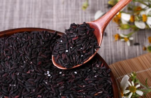 黑色食物可以补肾 常吃黑米补肾养身