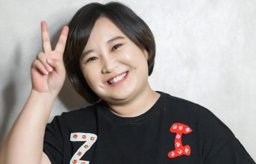 想醉倒在酒窝里 甜甜的酒窝可以后天形成哦