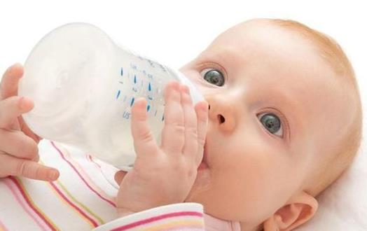 吃夜奶是宝宝的需要吗？宝宝夜奶难断，试试这几招