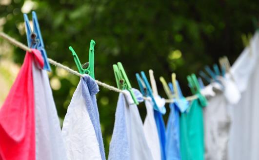 连绵阴雨天拯救又湿又臭的衣服 不同布料衣服的保存方法