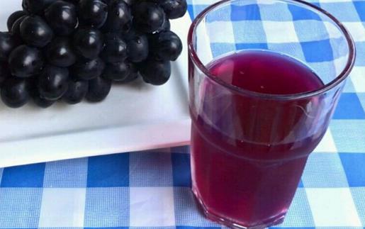 葡萄与其它水果做成综合果汁 风味更独特营养更高