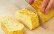 教你用保鲜袋制作早餐蛋卷 无油腻更健康