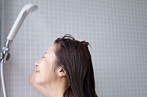 排除体臭的心理生理要求 勤洗澡多用除臭剂缓解体味