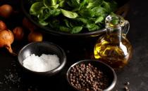 选厨房用油 应依低温中温高温等不同烹调方式来预备