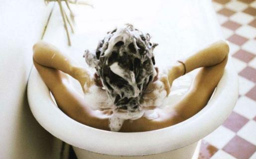 女性来月经怕冷 经期频繁洗头有两大危害