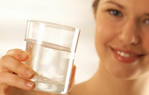 口干皮肤变差是在提醒身体缺水 健康喝水及时补水
