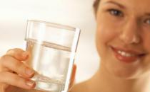 口干皮肤变差是在提醒身体缺水 健康喝水及时补水