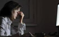 女生长期熬夜危害大 6种变化要警惕