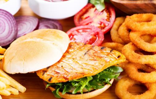 垃圾食品易导致动脉硬化 甚至还会缩短人的寿命