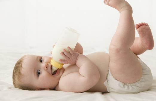 宝宝不爱喝水 你可以试试这种方法
