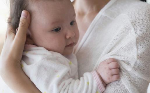 掌握方法采用正确的姿势 抱刚出生的宝宝毫无压力