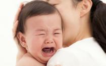 ​搂抱可传递父母的情感和支持 能让宝宝感到更加安宁