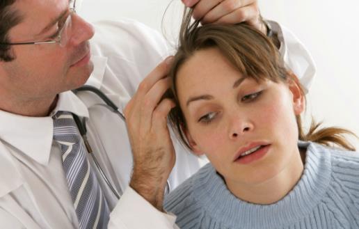 头屑增多的生理和病理性情况 多做头部按摩缓解头屑