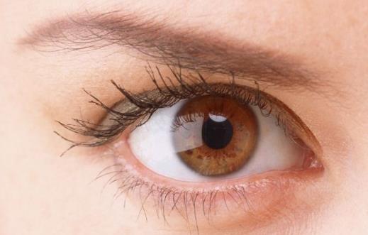眼睛发肿缓解奇招 按摩眼皮促进血液循环