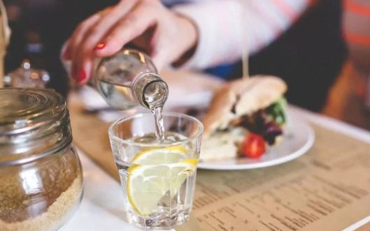 烧开的自来水里有水垢，还能不能喝？