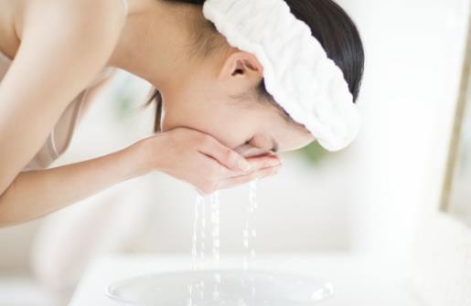 白醋洗脸的正确美白方法 要美白洗脸的水温很重要