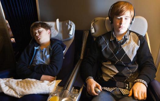 飞机上助眠小方法 爱旅行的你一定要知道