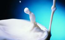 牛奶与青春痘的生成有关 喝低脂脱脂牛奶容易长痘痘