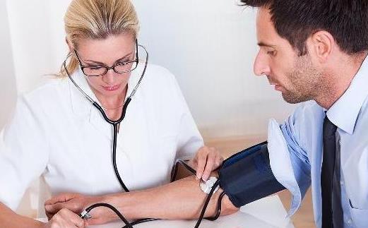 测量血压用左臂还是右臂 测量血压要讲求正确的方法