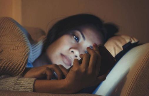 躺在床上玩手机的弊端 易引起颈椎病影响正常工作