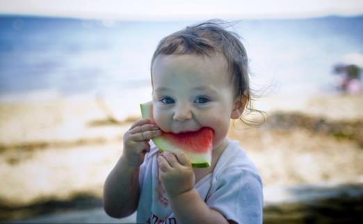 食品都讲究饮食平衡 给宝宝吃水果注意事项