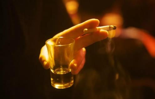喝酒者，酒后少做4件事！喝酒时做到“3多、3少”，减少酒