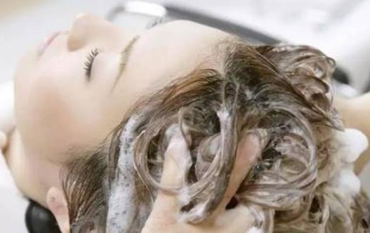 长期用冷水洗头对人的危害 洗头的正确方法