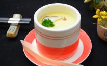 蒸出来的鸡蛋羹不鲜嫩 原来是加错了水难怪不好吃