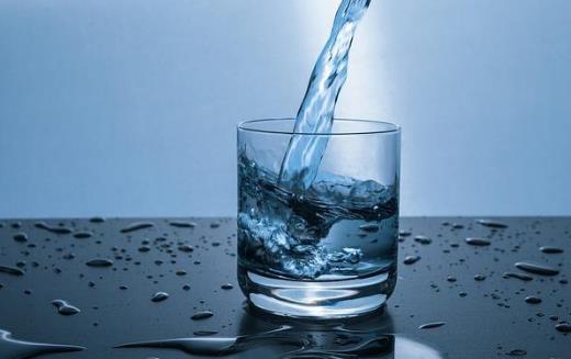 服药时的饮水有讲究 不是服用所有药物都要多喝水