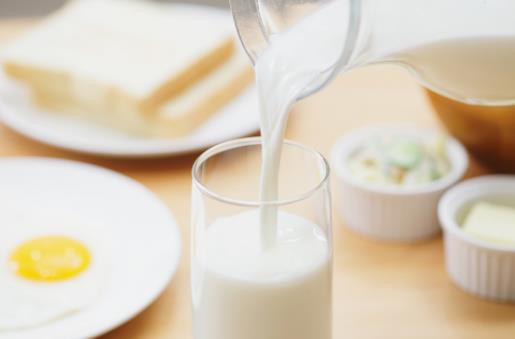 早餐吃面包牛奶这样搭配并不好 牛奶的禁忌要知道