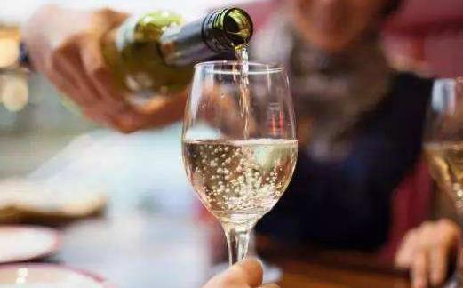 白葡萄酒和红葡萄酒的区别 饮用葡萄酒的益处