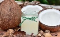 椰子光喝水太浪费了 椰肉椰油也大有用处哦