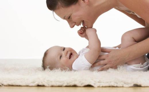 看人脸是宝宝的情感交流 婴儿追视训练之各年龄段训练