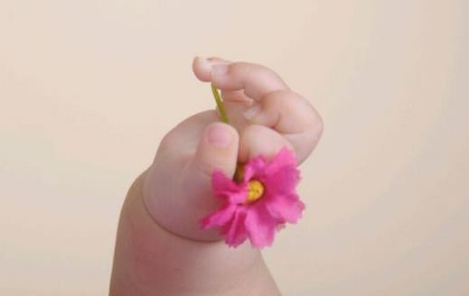 宝宝拇指内扣的问题 新生儿拇指内扣护理