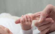 宝宝拇指内扣的问题 新生儿拇指内扣护理